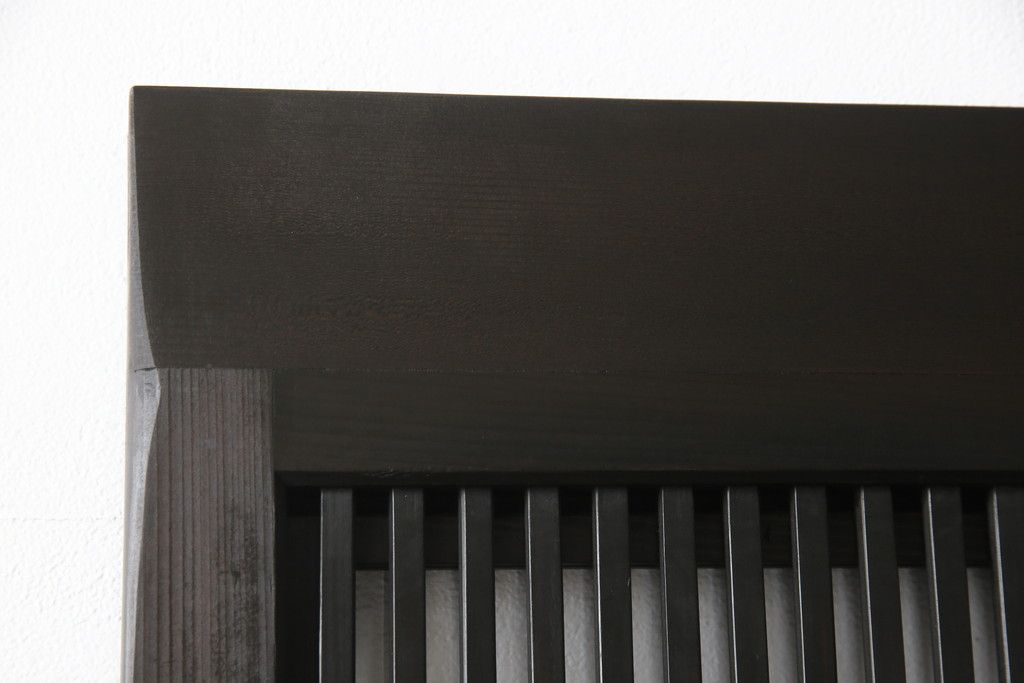 格子戸2枚をリペア&カスタム!高さをリサイズし、全てのガラスを新品のクリアガラスに交換。お客様がご用意した金具を取り付け。本体は現状をベースに着色。(ガラス帯戸、引き戸、建具)