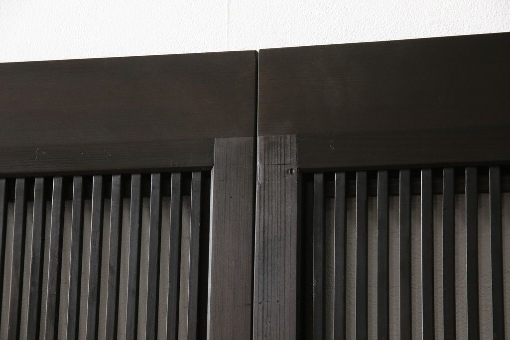 格子戸2枚をリペア&カスタム!高さをリサイズし、全てのガラスを新品のクリアガラスに交換。お客様がご用意した金具を取り付け。本体は現状をベースに着色。(ガラス帯戸、引き戸、建具)