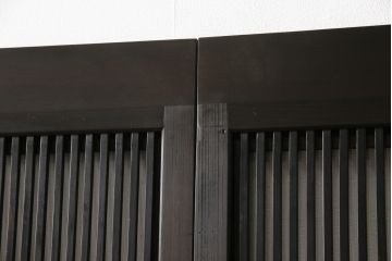 格子戸2枚をリペア&カスタム!高さをリサイズし、全てのガラスを新品のクリアガラスに交換。お客様がご用意した金具を取り付け。本体は現状をベースに着色。(ガラス帯戸、引き戸、建具)