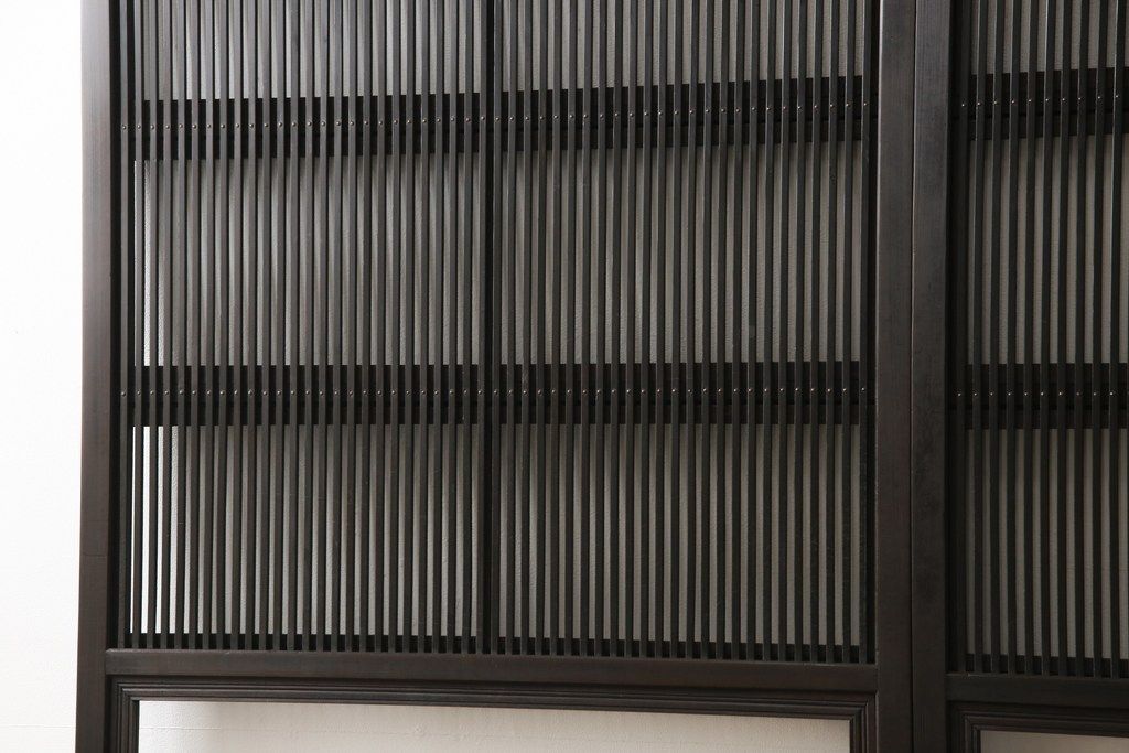 格子戸2枚をリペア&カスタム!高さをリサイズし、全てのガラスを新品のクリアガラスに交換。お客様がご用意した金具を取り付け。本体は現状をベースに着色。(ガラス帯戸、引き戸、建具)