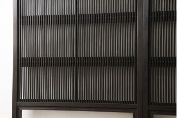 格子戸2枚をリペア&カスタム!高さをリサイズし、全てのガラスを新品のクリアガラスに交換。お客様がご用意した金具を取り付け。本体は現状をベースに着色。(ガラス帯戸、引き戸、建具)