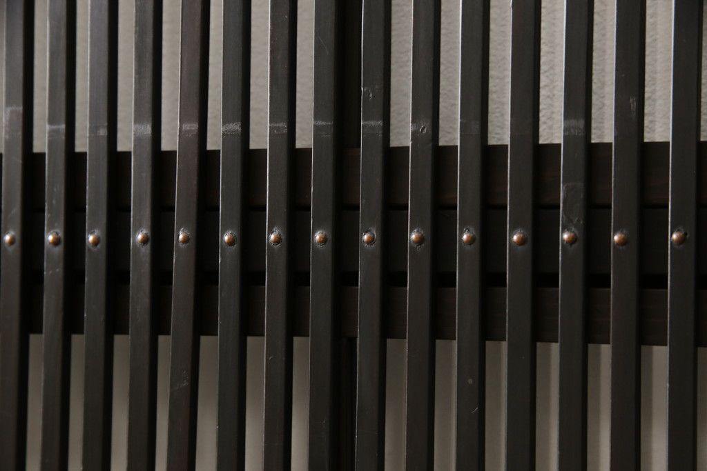 格子戸2枚をリペア&カスタム!高さをリサイズし、全てのガラスを新品のクリアガラスに交換。お客様がご用意した金具を取り付け。本体は現状をベースに着色。(ガラス帯戸、引き戸、建具)