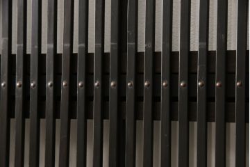 格子戸2枚をリペア&カスタム!高さをリサイズし、全てのガラスを新品のクリアガラスに交換。お客様がご用意した金具を取り付け。本体は現状をベースに着色。(ガラス帯戸、引き戸、建具)