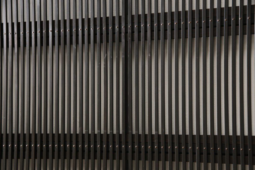 格子戸2枚をリペア&カスタム!高さをリサイズし、全てのガラスを新品のクリアガラスに交換。お客様がご用意した金具を取り付け。本体は現状をベースに着色。(ガラス帯戸、引き戸、建具)