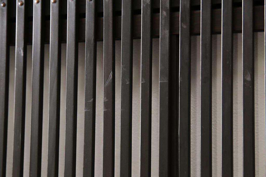 格子戸2枚をリペア&カスタム!高さをリサイズし、全てのガラスを新品のクリアガラスに交換。お客様がご用意した金具を取り付け。本体は現状をベースに着色。(ガラス帯戸、引き戸、建具)