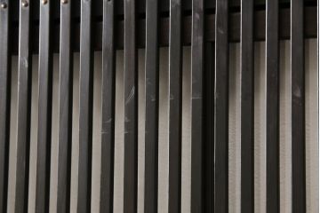 格子戸2枚をリペア&カスタム!高さをリサイズし、全てのガラスを新品のクリアガラスに交換。お客様がご用意した金具を取り付け。本体は現状をベースに着色。(ガラス帯戸、引き戸、建具)