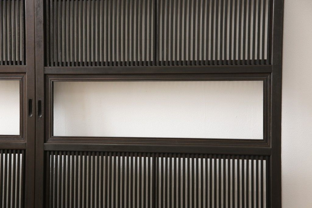 格子戸2枚をリペア&カスタム!高さをリサイズし、全てのガラスを新品のクリアガラスに交換。お客様がご用意した金具を取り付け。本体は現状をベースに着色。(ガラス帯戸、引き戸、建具)