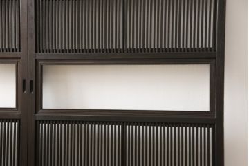 格子戸2枚をリペア&カスタム!高さをリサイズし、全てのガラスを新品のクリアガラスに交換。お客様がご用意した金具を取り付け。本体は現状をベースに着色。(ガラス帯戸、引き戸、建具)