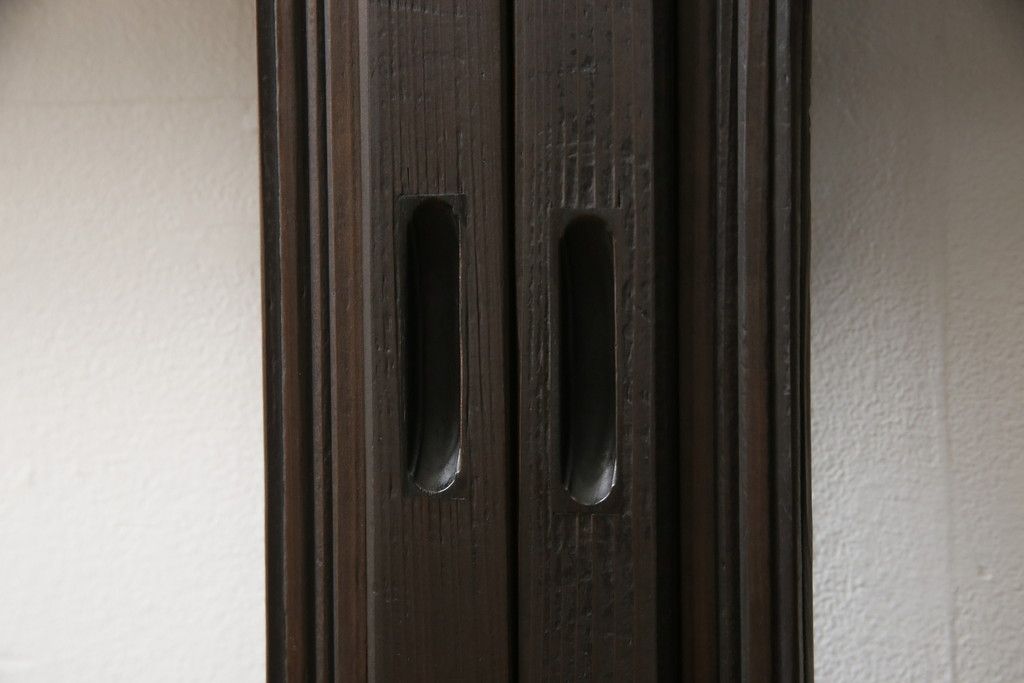 格子戸2枚をリペア&カスタム!高さをリサイズし、全てのガラスを新品のクリアガラスに交換。お客様がご用意した金具を取り付け。本体は現状をベースに着色。(ガラス帯戸、引き戸、建具)