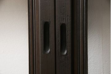 格子戸2枚をリペア&カスタム!高さをリサイズし、全てのガラスを新品のクリアガラスに交換。お客様がご用意した金具を取り付け。本体は現状をベースに着色。(ガラス帯戸、引き戸、建具)