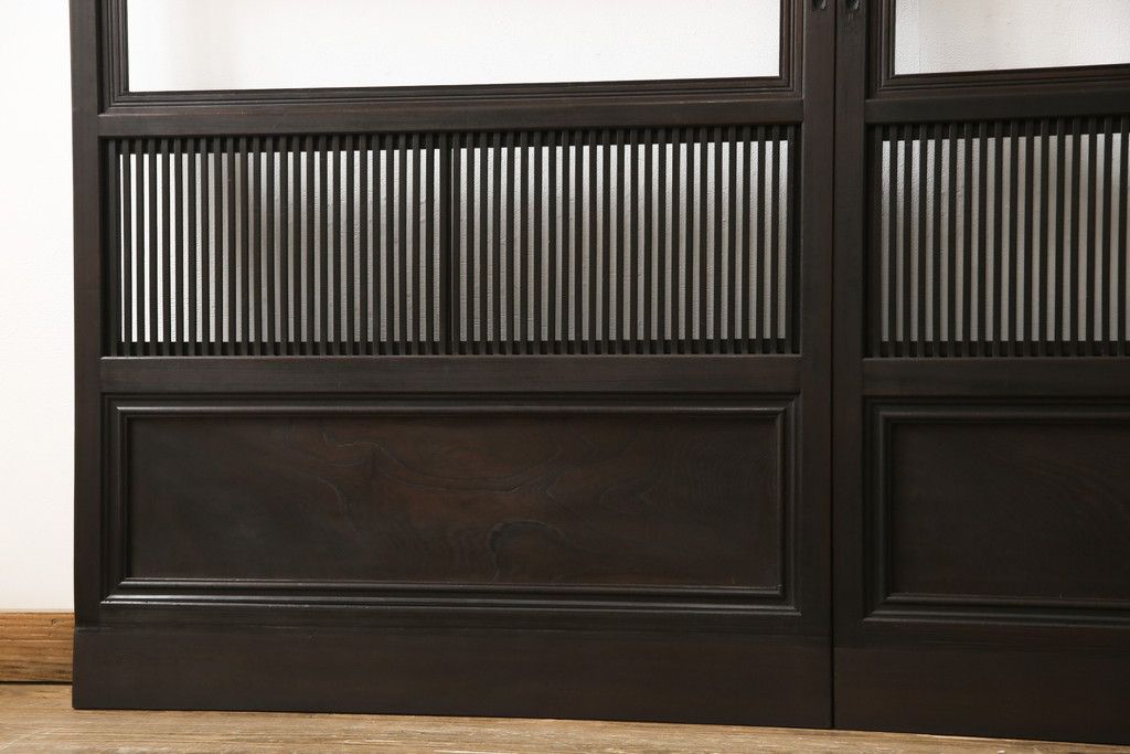 格子戸2枚をリペア&カスタム!高さをリサイズし、全てのガラスを新品のクリアガラスに交換。お客様がご用意した金具を取り付け。本体は現状をベースに着色。(ガラス帯戸、引き戸、建具)