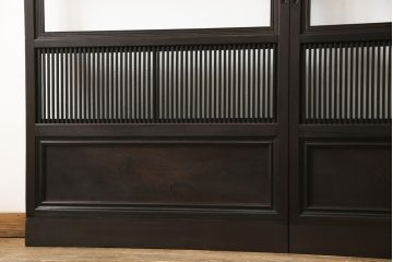 格子戸2枚をリペア&カスタム!高さをリサイズし、全てのガラスを新品のクリアガラスに交換。お客様がご用意した金具を取り付け。本体は現状をベースに着色。(ガラス帯戸、引き戸、建具)