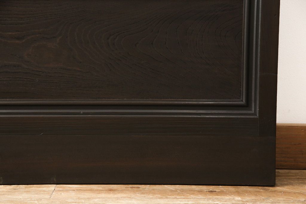 格子戸2枚をリペア&カスタム!高さをリサイズし、全てのガラスを新品のクリアガラスに交換。お客様がご用意した金具を取り付け。本体は現状をベースに着色。(ガラス帯戸、引き戸、建具)