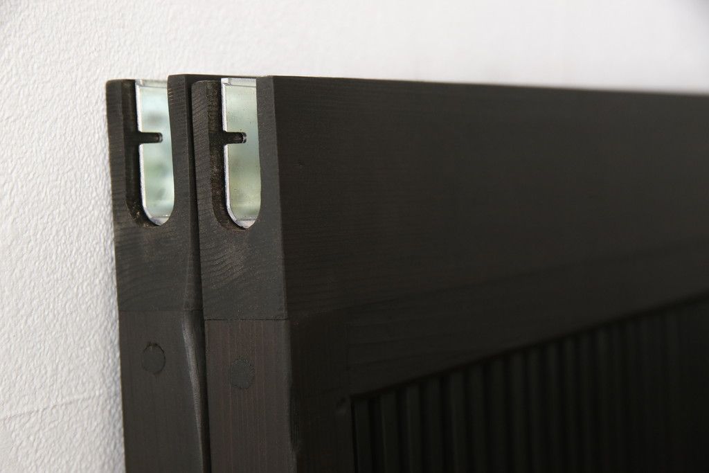 格子戸2枚をリペア&カスタム!高さをリサイズし、全てのガラスを新品のクリアガラスに交換。お客様がご用意した金具を取り付け。本体は現状をベースに着色。(ガラス帯戸、引き戸、建具)