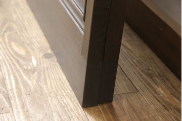 格子戸2枚をリペア&カスタム!高さをリサイズし、全てのガラスを新品のクリアガラスに交換。お客様がご用意した金具を取り付け。本体は現状をベースに着色。(ガラス帯戸、引き戸、建具)