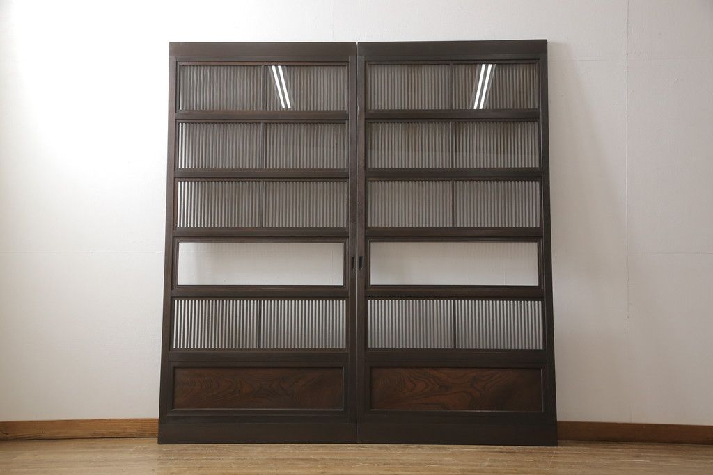 格子戸2枚をリペア&カスタム!高さをリサイズし、全てのガラスを新品のクリアガラスに交換。お客様がご用意した金具を取り付け。本体は現状をベースに着色。(ガラス帯戸、引き戸、建具)