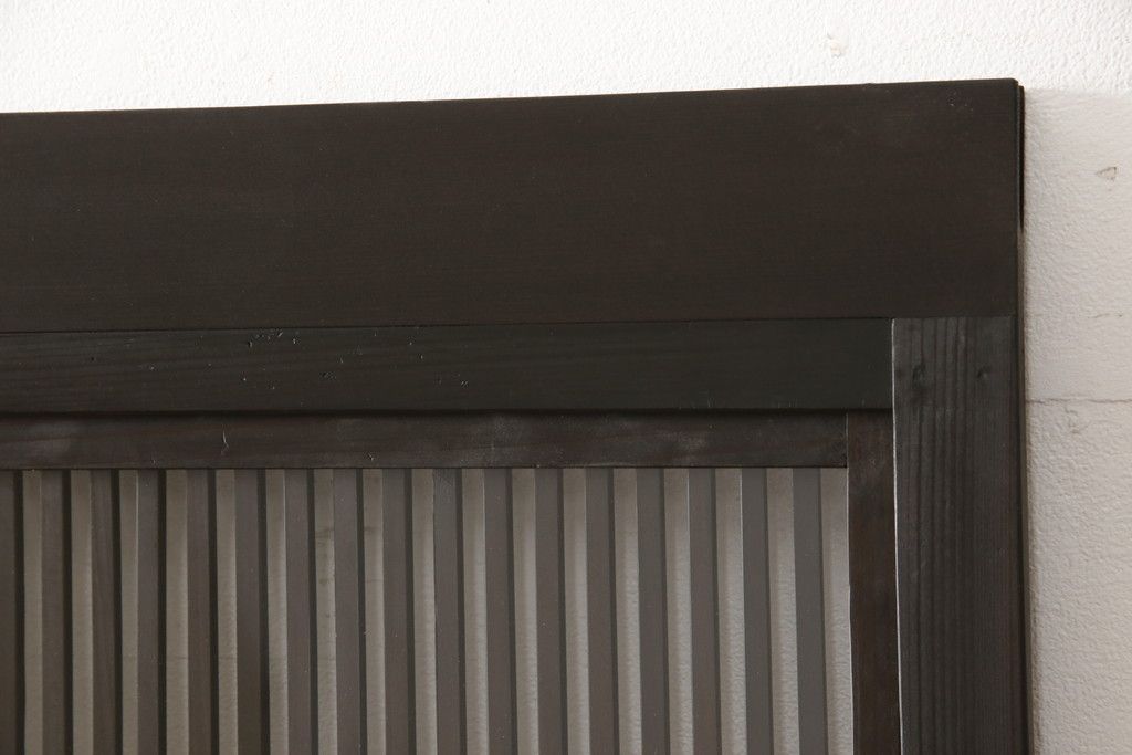 格子戸2枚をリペア&カスタム!高さをリサイズし、全てのガラスを新品のクリアガラスに交換。お客様がご用意した金具を取り付け。本体は現状をベースに着色。(ガラス帯戸、引き戸、建具)