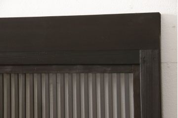 格子戸2枚をリペア&カスタム!高さをリサイズし、全てのガラスを新品のクリアガラスに交換。お客様がご用意した金具を取り付け。本体は現状をベースに着色。(ガラス帯戸、引き戸、建具)