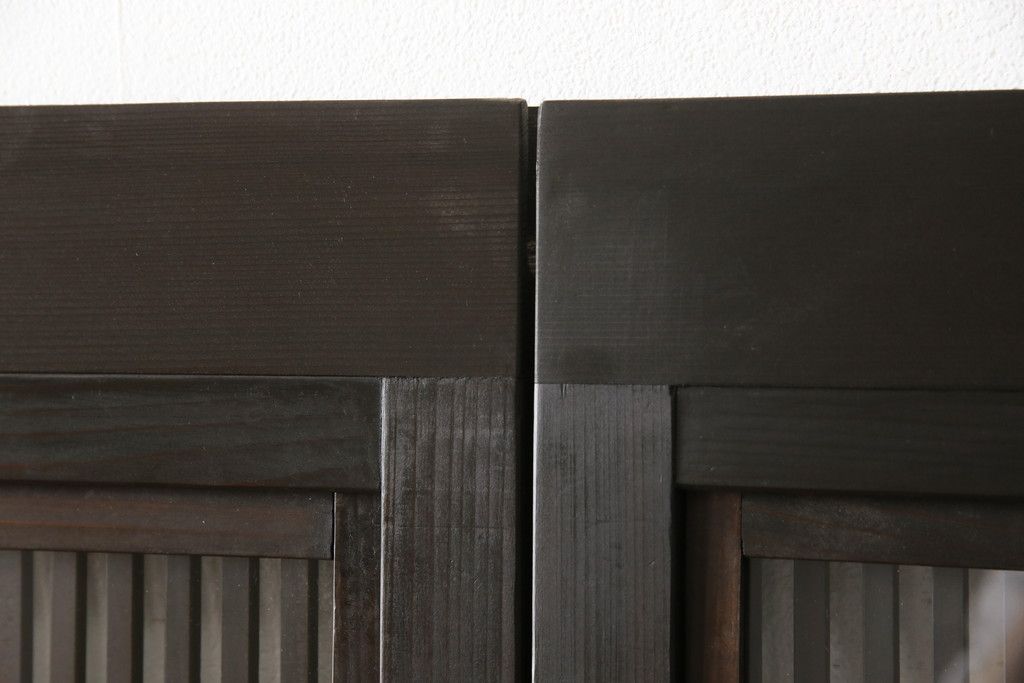 格子戸2枚をリペア&カスタム!高さをリサイズし、全てのガラスを新品のクリアガラスに交換。お客様がご用意した金具を取り付け。本体は現状をベースに着色。(ガラス帯戸、引き戸、建具)