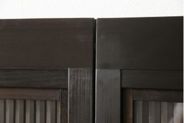 格子戸2枚をリペア&カスタム!高さをリサイズし、全てのガラスを新品のクリアガラスに交換。お客様がご用意した金具を取り付け。本体は現状をベースに着色。(ガラス帯戸、引き戸、建具)