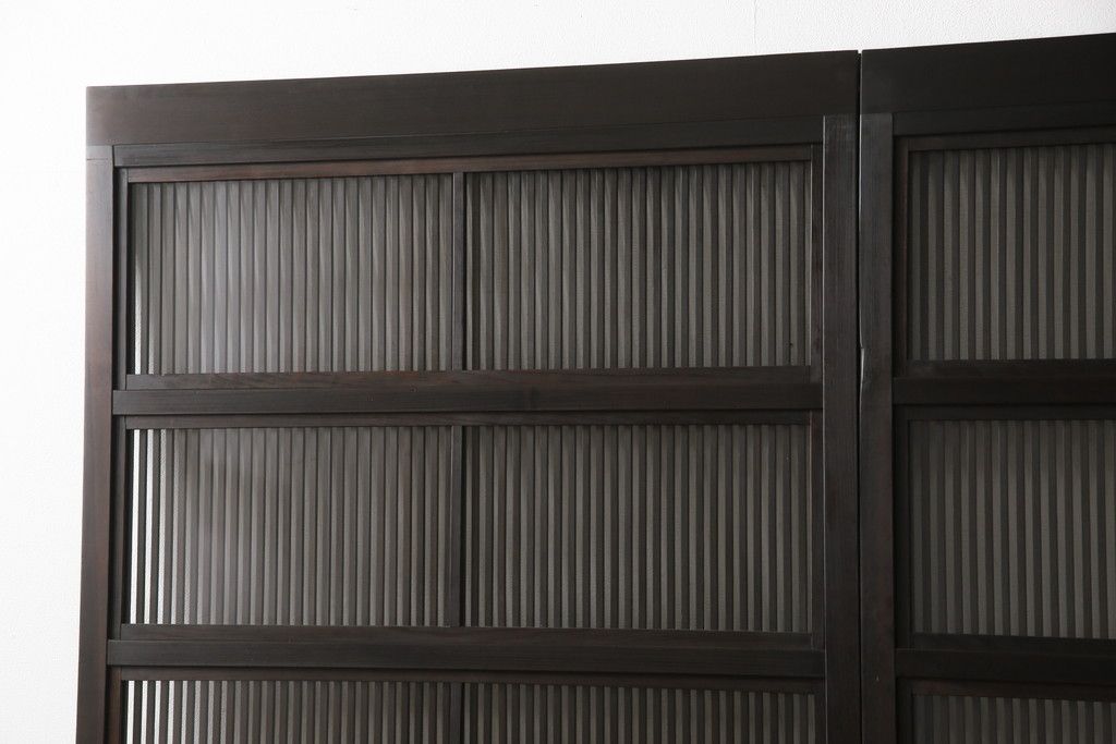 格子戸2枚をリペア&カスタム!高さをリサイズし、全てのガラスを新品のクリアガラスに交換。お客様がご用意した金具を取り付け。本体は現状をベースに着色。(ガラス帯戸、引き戸、建具)