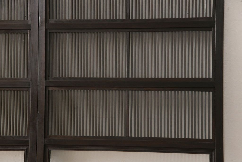 格子戸2枚をリペア&カスタム!高さをリサイズし、全てのガラスを新品のクリアガラスに交換。お客様がご用意した金具を取り付け。本体は現状をベースに着色。(ガラス帯戸、引き戸、建具)