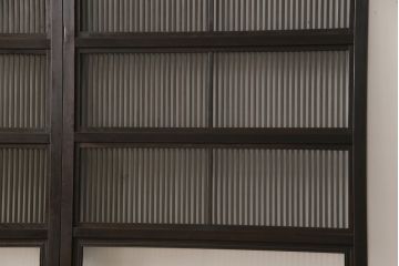 格子戸2枚をリペア&カスタム!高さをリサイズし、全てのガラスを新品のクリアガラスに交換。お客様がご用意した金具を取り付け。本体は現状をベースに着色。(ガラス帯戸、引き戸、建具)