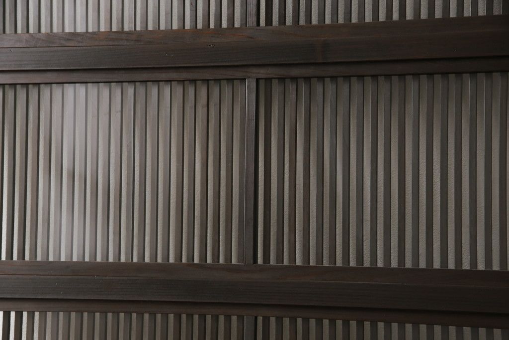 格子戸2枚をリペア&カスタム!高さをリサイズし、全てのガラスを新品のクリアガラスに交換。お客様がご用意した金具を取り付け。本体は現状をベースに着色。(ガラス帯戸、引き戸、建具)