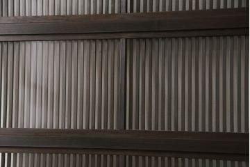 格子戸2枚をリペア&カスタム!高さをリサイズし、全てのガラスを新品のクリアガラスに交換。お客様がご用意した金具を取り付け。本体は現状をベースに着色。(ガラス帯戸、引き戸、建具)