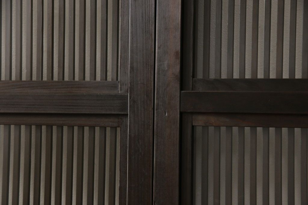 格子戸2枚をリペア&カスタム!高さをリサイズし、全てのガラスを新品のクリアガラスに交換。お客様がご用意した金具を取り付け。本体は現状をベースに着色。(ガラス帯戸、引き戸、建具)