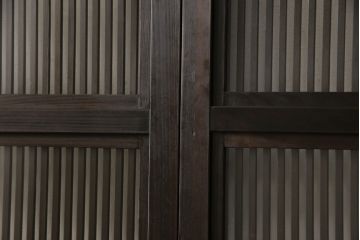 格子戸2枚をリペア&カスタム!高さをリサイズし、全てのガラスを新品のクリアガラスに交換。お客様がご用意した金具を取り付け。本体は現状をベースに着色。(ガラス帯戸、引き戸、建具)