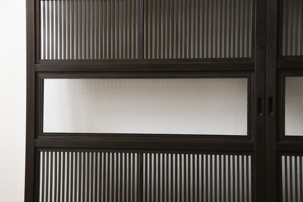 格子戸2枚をリペア&カスタム!高さをリサイズし、全てのガラスを新品のクリアガラスに交換。お客様がご用意した金具を取り付け。本体は現状をベースに着色。(ガラス帯戸、引き戸、建具)