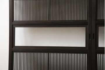 格子戸2枚をリペア&カスタム!高さをリサイズし、全てのガラスを新品のクリアガラスに交換。お客様がご用意した金具を取り付け。本体は現状をベースに着色。(ガラス帯戸、引き戸、建具)