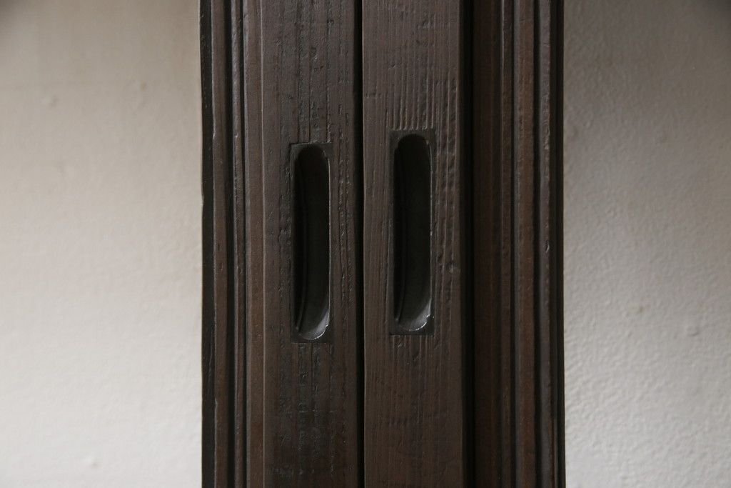 格子戸2枚をリペア&カスタム!高さをリサイズし、全てのガラスを新品のクリアガラスに交換。お客様がご用意した金具を取り付け。本体は現状をベースに着色。(ガラス帯戸、引き戸、建具)