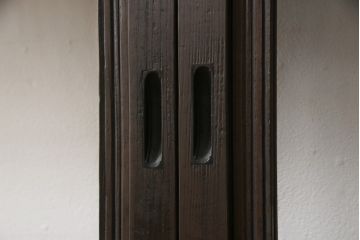 格子戸2枚をリペア&カスタム!高さをリサイズし、全てのガラスを新品のクリアガラスに交換。お客様がご用意した金具を取り付け。本体は現状をベースに着色。(ガラス帯戸、引き戸、建具)