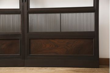 格子戸2枚をリペア&カスタム!高さをリサイズし、全てのガラスを新品のクリアガラスに交換。お客様がご用意した金具を取り付け。本体は現状をベースに着色。(ガラス帯戸、引き戸、建具)