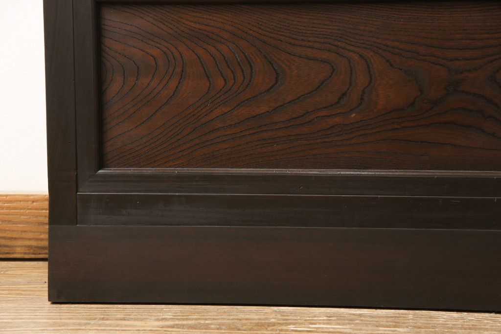 格子戸2枚をリペア&カスタム!高さをリサイズし、全てのガラスを新品のクリアガラスに交換。お客様がご用意した金具を取り付け。本体は現状をベースに着色。(ガラス帯戸、引き戸、建具)