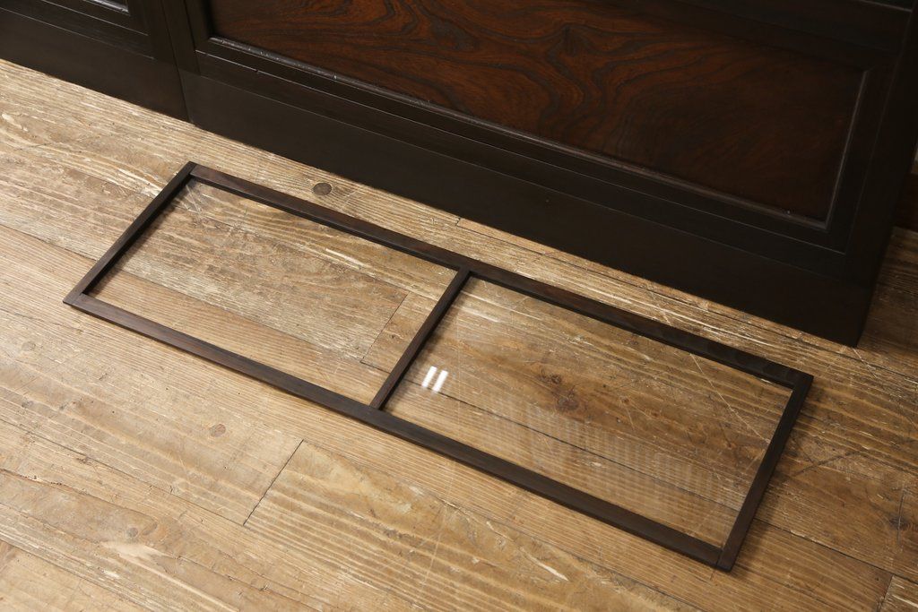 格子戸2枚をリペア&カスタム!高さをリサイズし、全てのガラスを新品のクリアガラスに交換。お客様がご用意した金具を取り付け。本体は現状をベースに着色。(ガラス帯戸、引き戸、建具)