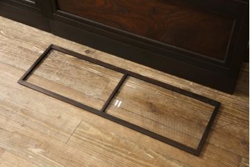 格子戸2枚をリペア&カスタム!高さをリサイズし、全てのガラスを新品のクリアガラスに交換。お客様がご用意した金具を取り付け。本体は現状をベースに着色。(ガラス帯戸、引き戸、建具)