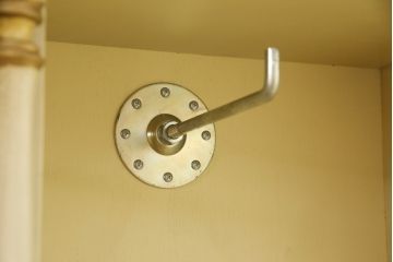 ワードローブをリペア&カスタム!!内部背板を本体の色味に合わせて塗装。(洋服タンス、収納棚)