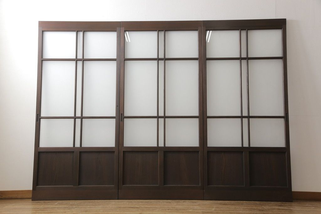 ガラス戸3枚をリペア&カスタム!高さと幅をリサイズし、既存のガラスをすべてスリガラスに差し替え。戸車・引手金具を取り付け、色味は現状に寄せて着色。(建具、引き戸)