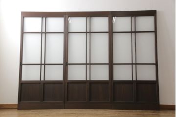 ガラス戸3枚をリペア&カスタム!高さと幅をリサイズし、既存のガラスをすべてスリガラスに差し替え。戸車・引手金具を取り付け、色味は現状に寄せて着色。(建具、引き戸)