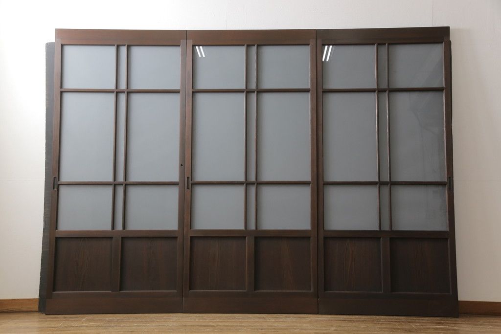 ガラス戸3枚をリペア&カスタム!高さと幅をリサイズし、既存のガラスをすべてスリガラスに差し替え。戸車・引手金具を取り付け、色味は現状に寄せて着色。(建具、引き戸)