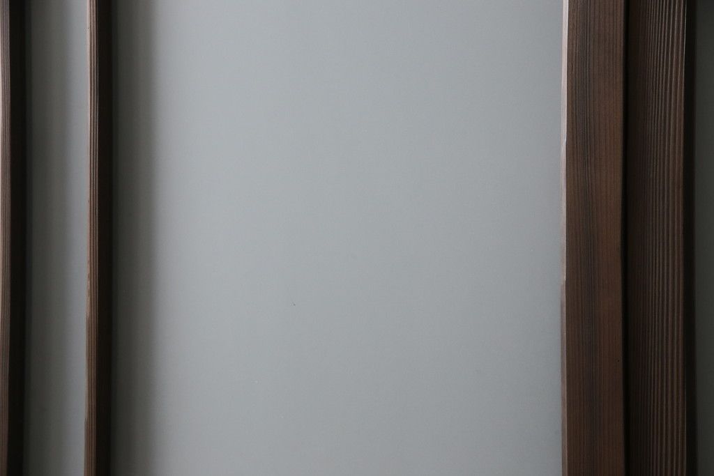 ガラス戸3枚をリペア&カスタム!高さと幅をリサイズし、既存のガラスをすべてスリガラスに差し替え。戸車・引手金具を取り付け、色味は現状に寄せて着色。(建具、引き戸)