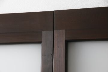 ガラス戸3枚をリペア&カスタム!高さと幅をリサイズし、既存のガラスをすべてスリガラスに差し替え。戸車・引手金具を取り付け、色味は現状に寄せて着色。(建具、引き戸)