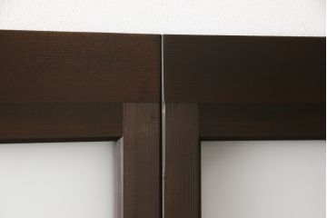 ガラス戸3枚をリペア&カスタム!高さと幅をリサイズし、既存のガラスをすべてスリガラスに差し替え。戸車・引手金具を取り付け、色味は現状に寄せて着色。(建具、引き戸)