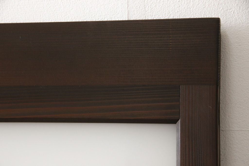 ガラス戸3枚をリペア&カスタム!高さと幅をリサイズし、既存のガラスをすべてスリガラスに差し替え。戸車・引手金具を取り付け、色味は現状に寄せて着色。(建具、引き戸)