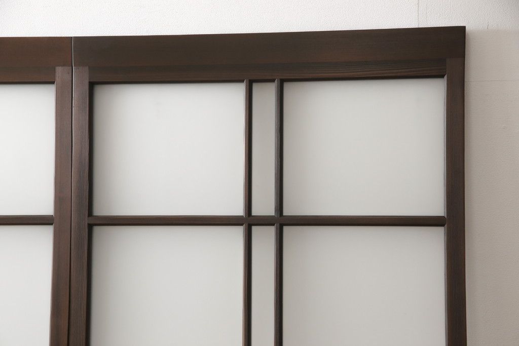 ガラス戸3枚をリペア&カスタム!高さと幅をリサイズし、既存のガラスをすべてスリガラスに差し替え。戸車・引手金具を取り付け、色味は現状に寄せて着色。(建具、引き戸)