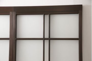 ガラス戸3枚をリペア&カスタム!高さと幅をリサイズし、既存のガラスをすべてスリガラスに差し替え。戸車・引手金具を取り付け、色味は現状に寄せて着色。(建具、引き戸)