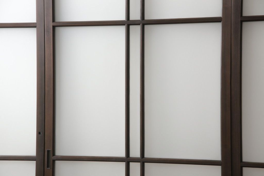 ガラス戸3枚をリペア&カスタム!高さと幅をリサイズし、既存のガラスをすべてスリガラスに差し替え。戸車・引手金具を取り付け、色味は現状に寄せて着色。(建具、引き戸)